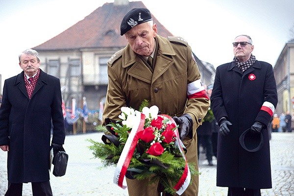 Wieńce i wiązanki kwiatów przy pomniku Czynu Legionów na rynku w Radomiu składali kombatanci, a potem przedstawiciele wszystkich opcji politycznych.