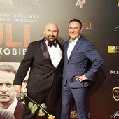 ►	Patryk Vega i ks. Waldemar Maliszewski podczas premiery „Pitbulla”.