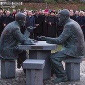 Pomnik przedstawia sylwetki Sławika i Antalla rozmawiających  przy stoliku, przy którym znajduje się jeszcze jedno miejsce dla przypadkowego przechodnia, który może symbolicznie dołączyć do rozmowy.