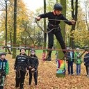 W małpim gaju jednym z instruktorów jest pani Marta, córka cichociemnego Żychiewicza. Uczniowie sprawnie przechodzą po linach, choć nie jest łatwo utrzymać się między dwoma drzewami. Najważniejsze to sobie pomagać i działać zespołowo 