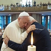 Papież wysłuchał świadectwa ks. Ernesta Simoniego – męczennika komunizmu – w czasie swojej wizyty w Albanii.