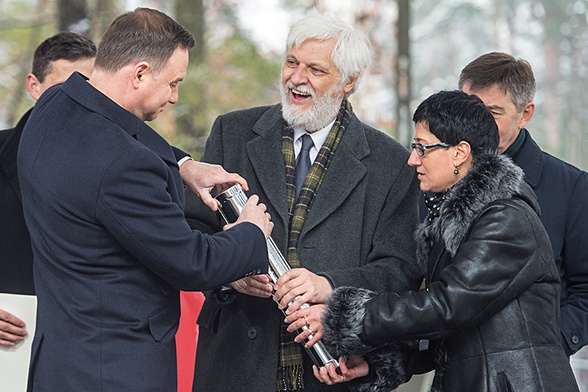 Prezydent Andrzej Duda i Krzysztof Jaraczewski, dyrektor muzeum i wnuk Marszałka, z aktem erekcyjnym Muzeum Józefa Piłsudskiego.