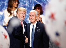 Kontrowersyjny  Donald Trump postawił na konserwatywnych współpracowników  – wiceprezydent Michael Pence (z lewej) daje nadzieję na całkiem sensowny gabinet.