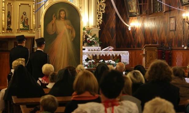 Parafianie podjęli trwającą całą dobę adorację obrazu i relikwii