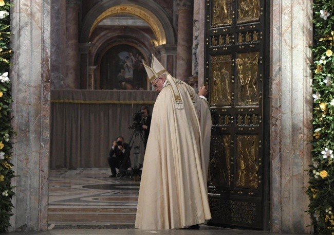 Papież zamknął Drzwi Święte w Watykanie