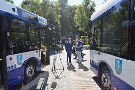 	Sukces zakopiańskiego burmistrza (stoi między autobusami) to bezapelacyjnie wprowadzenie komunikacji miejskiej.