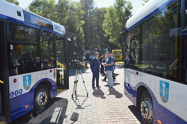 	Sukces zakopiańskiego burmistrza (stoi między autobusami) to bezapelacyjnie wprowadzenie komunikacji miejskiej.