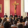 ▲	W sympozjalnych spotkaniach uczestniczyli klerycy i profesorowie WSD oraz świeccy. Na zdjęciu: bp Jan Wątroba.