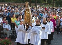 ▲	Brzemienna, Bolesna, Pani Niezawodnej Nadziei – to tytuły, którymi zwracamy się do Matki Bożej w trzech sanktuariach z koronowanymi cudownymi figurami (na zdjęciu: Skępe).