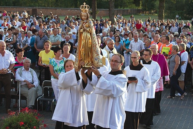 ▲	Brzemienna, Bolesna, Pani Niezawodnej Nadziei – to tytuły, którymi zwracamy się do Matki Bożej w trzech sanktuariach z koronowanymi cudownymi figurami (na zdjęciu: Skępe).