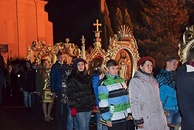 W Białej Rawskiej w procesji niesiono wiele feretronów.