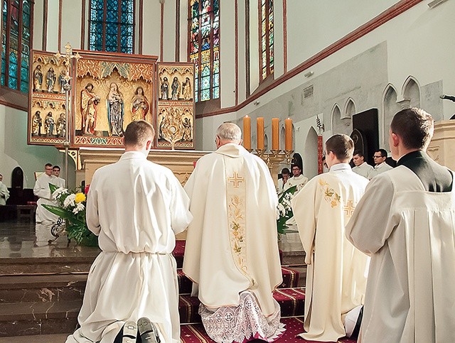 ▲	Przed Najświętszym Sakramentem biskup i wierni przyjęli Chrystusa za Króla i Pana.