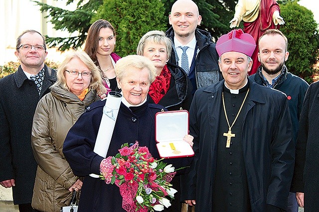 Rita Ciupke z rodziną i bp. Rudolfem Pierskałą po uroczystości.