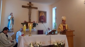Bp Mirosław Milewski przewodniczył Mszy św. i wygłosił kazanie w kaplicy DPS-u