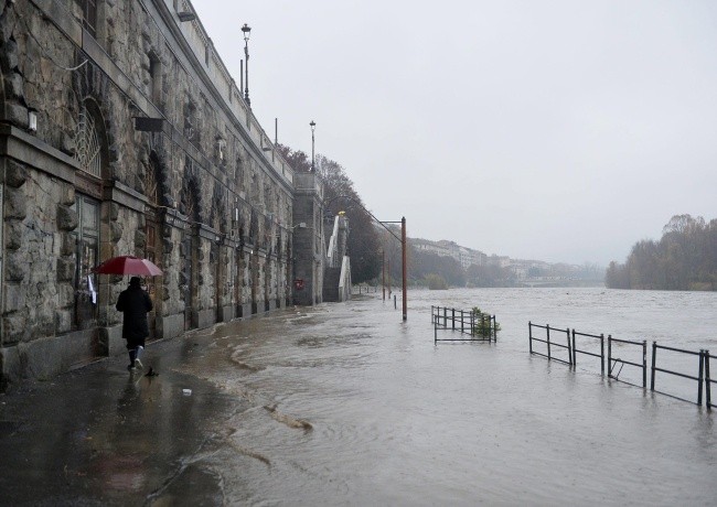 Lokalne powodzie w Piemoncie i Ligurii po rekordowych ulewach