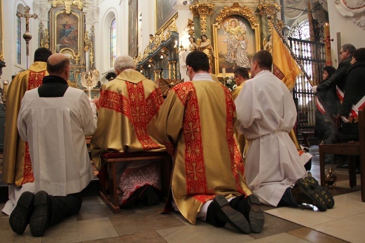 Akt Przyjęcia Jezusa Chrystusa za Króla i Pana w łowickiej katedrze