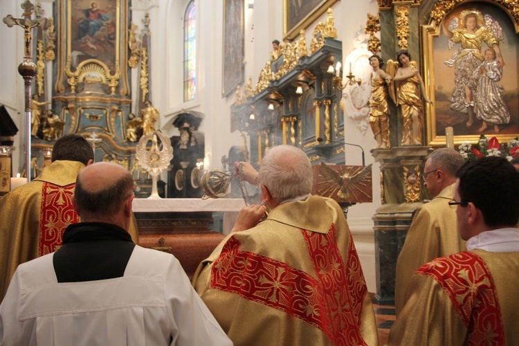 Akt Przyjęcia Jezusa Chrystusa za Króla i Pana w łowickiej katedrze