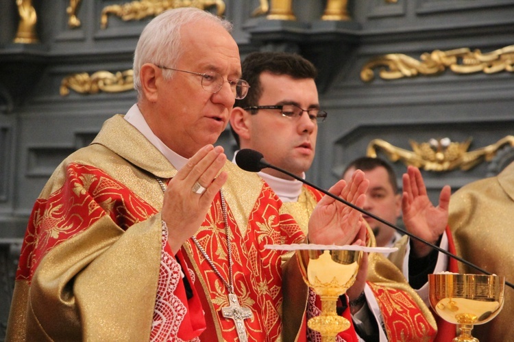 Akt Przyjęcia Jezusa Chrystusa za Króla i Pana w łowickiej katedrze