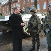 Przed uroczystością biskup polowy Wojska Polskiego gen. bryg. Józef Guzdek obejrzał koszary  22 Karpackiego Batalionu Piechoty Górskiej.