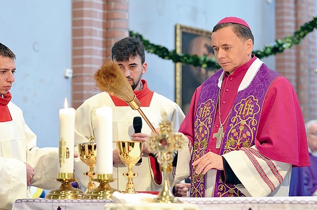 Biskup Adam przed Mszą poświęcił nowe naczynia liturgiczne.