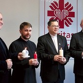 Do zakupu świec zachęcają (od lewej): ks. Robert Kowalski, ks. Tomasz Rubczewski, ks. Wojciech Rudkowski i Karol Semik, wiceprezydent Radomia.