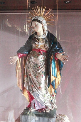Figura Matki Bożej Brzemiennej to arcydzieło nie tylko sztuki rzeźbiarskiej, ale i duchowości epoki baroku.