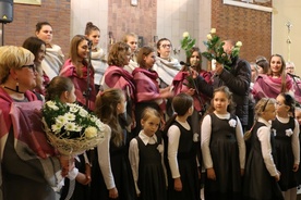 Po koncercie Wioletta Latosek dostała bukiet kwiatów, a dziewczęta, które nagrały płytę - białe róże