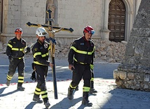 Ratownicy i mieszkańcy zniszczonych przez trzęsienie ziemi miejscowości ratują krzyże, obrazy, figury, by umieścić je w przyszłości w odbudowanych kościołach.