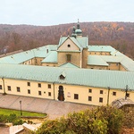 Z punktu widokowego położonego na końcu Drogi Krzyżowej można podziwiać układ architektoniczny klasztoru.