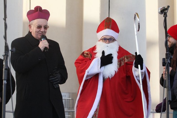 Orszak pobłogosławił abp Stanisław Budzik, zachęcając wszystkich do dobroczynności