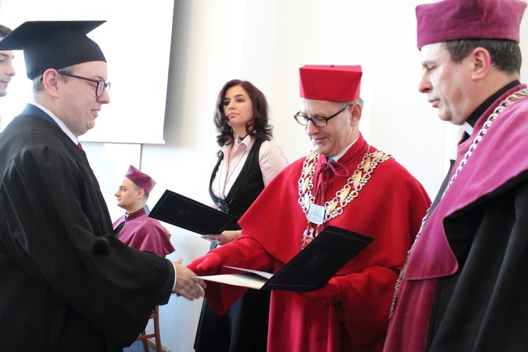 Wręczenie dyplomów absolwentom wydziału teologii