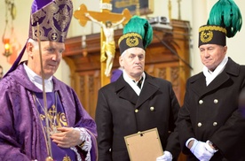 Biskup przyjął honorową szpadę górniczą.