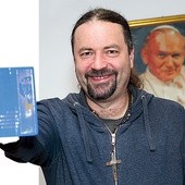 ▲	Andrzej Moszczyński z „Traktatem o doskonałym nabożeństwie do Najświętszej Maryi Panny”, wydanym z inicjatywy Męskiej Wspólnoty Czcicieli Niepokalanej Matki Miłosierdzia.