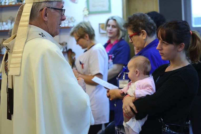 Młodszy brat św. Mikołaja odwiedził chore dzieci