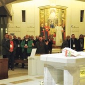 Uczestnicy spotkania w Krakowie przed Eucharystią, wokół ołtarza sami mężczyźni.