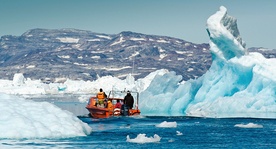 Na biegunie wzrost temperatury oznacza topnienie pokrywy lodowej.