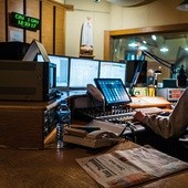 Wydawca czuwa nad przebiegiem programu radiowego.