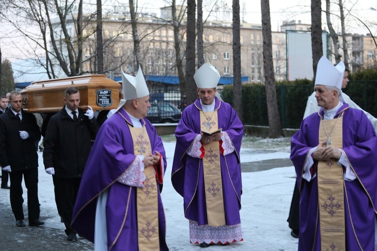 Śp. ks. inf. Mroczka na miejsce wiecznego spoczynku odprowadzili biskupi: Roman Pindel, Marek Szkudło, Piotr Greger, Tadeusz Rakoczy i Janusz Zimniak