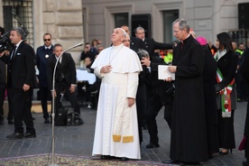 Białe róże od papieża dla Maryi