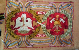 Sztandar Łowickiej Straży Ogniowej z 1919 r. Awers w trakcie przenoszenia haftu na nowe podłoże