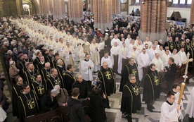 W parafiach pozawarszawskich  uczestnictwo w niedzielnej Eucharystii jest częstsze i pełniejsze.