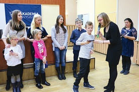 ▲	Indeksy wręczała Magdalena Jaskros, pierwsza z prawej Monika Szczepanik.