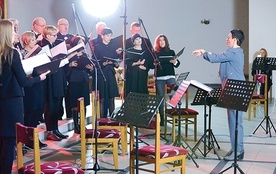 ◄	„Gaudete” śpiewa różny repertuar, ale dużą jego część stanowi muzyka sakralna.