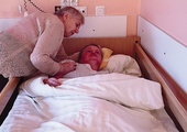 Tym, co wszyscy chorzy i ich bliscy najbardziej cenią w hospicjum, jest serdeczna atmosfera i profesjonalna opieka. Na zdjęciu pani Joanna, która każdego dnia,  od pół roku, odwiedza tu córkę Ewę.