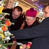 Bp Paweł Cieślik i prezydent Piotr Jedliński przygotują prezenty dla najmłodszych koszalinian. 