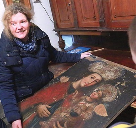 W pracowni Anny Borowskiej (na zdjęciu)  obraz zostanie gruntownie odnowiony.