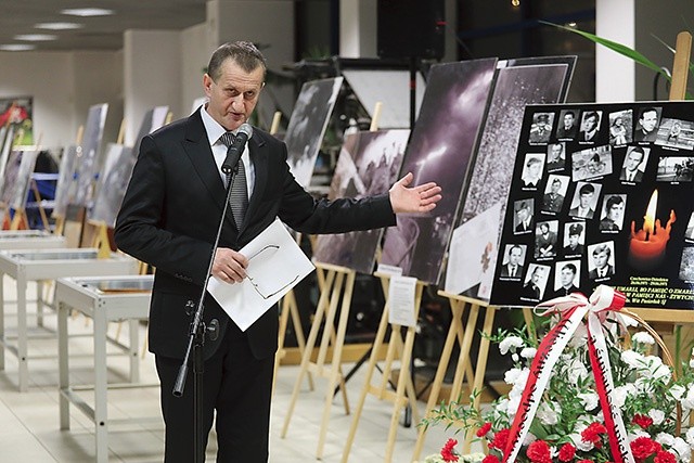 Michał Kobiela, obrońca pamięci o tragedii,  na otwarciu wystawy.