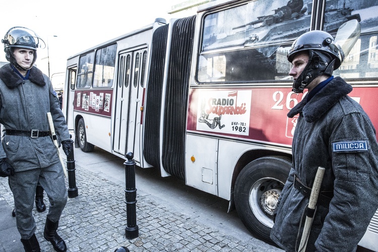 Autobus, czerwony... W rocznicę stanu wojennego