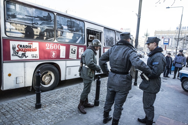 Autobus, czerwony... W rocznicę stanu wojennego