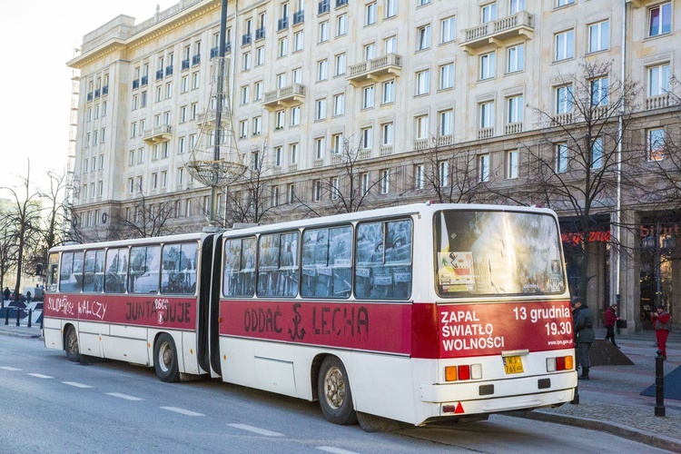 Autobus, czerwony... W rocznicę stanu wojennego